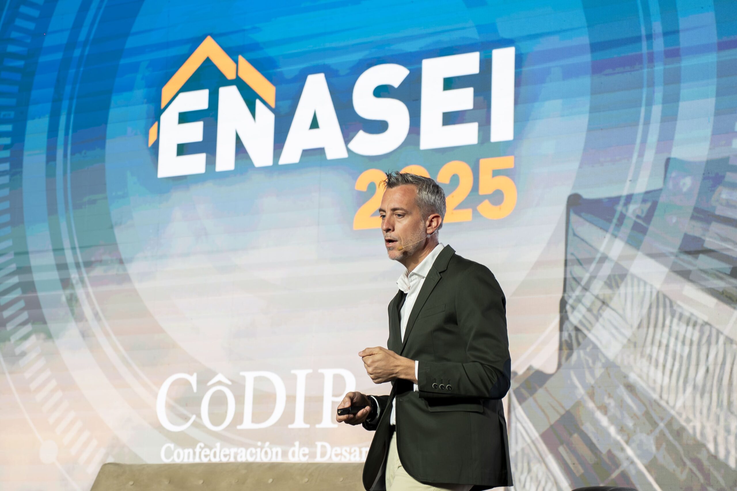 Jorge Valero durante una conferencia internacional sobre tecnología y negocio en ENASEI Lima