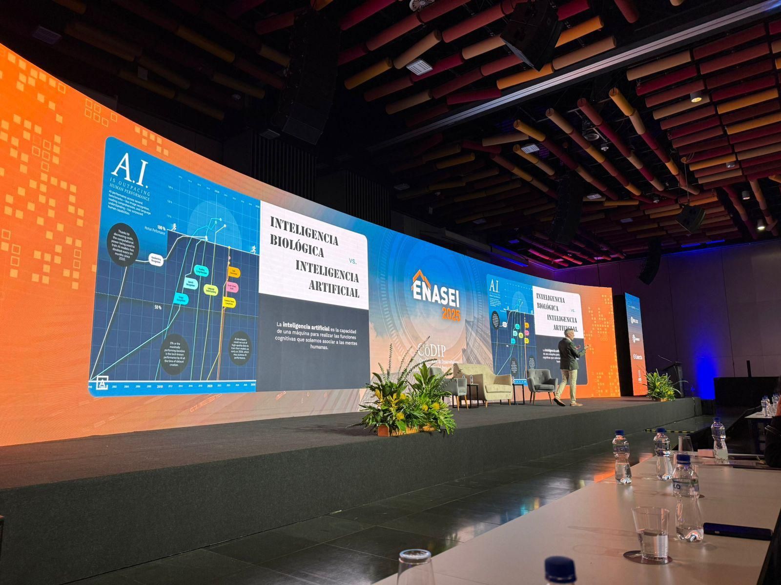 Gran escenario de ENASEI Lima durante la conferencia de Jorge Valero sobre inteligencia artificial