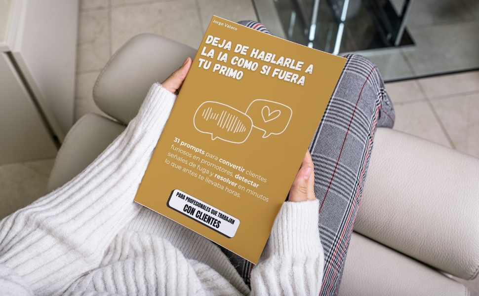 Mockup original del libro de Customer Experience en manos de una persona